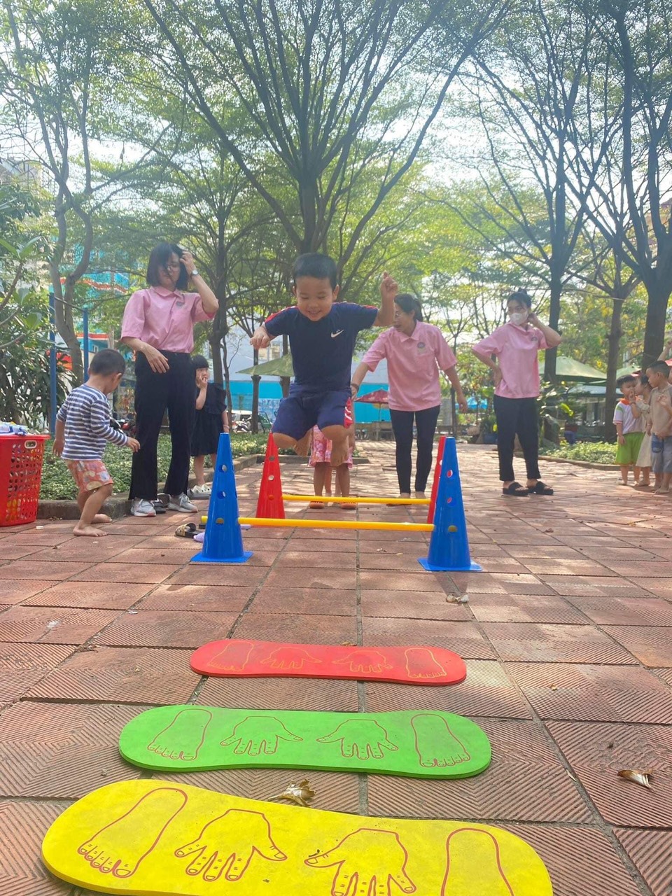Slide https://kids-navi-s3-dev.s3.ap-southeast-1.amazonaws.com/school/2452/anh-overview/truong-mam-non-hoai-anh-JNDPEm0QD1naJ8M6.jpg