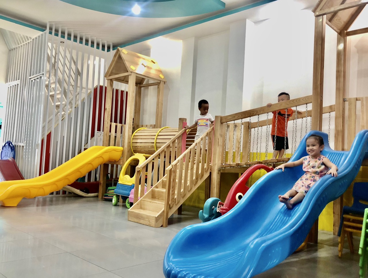 Slide https://kids-navi-s3-dev.s3.ap-southeast-1.amazonaws.com/school/2452/anh-overview/truong-mam-non-hoai-anh-OU312UIHspOagUhb.jpg