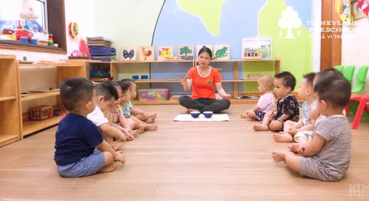 Slide https://kids-navi-s3-dev.s3.ap-southeast-1.amazonaws.com/school/6359/anh-overview/truong-mam-non-disneyland-montessori21597826520.jpg