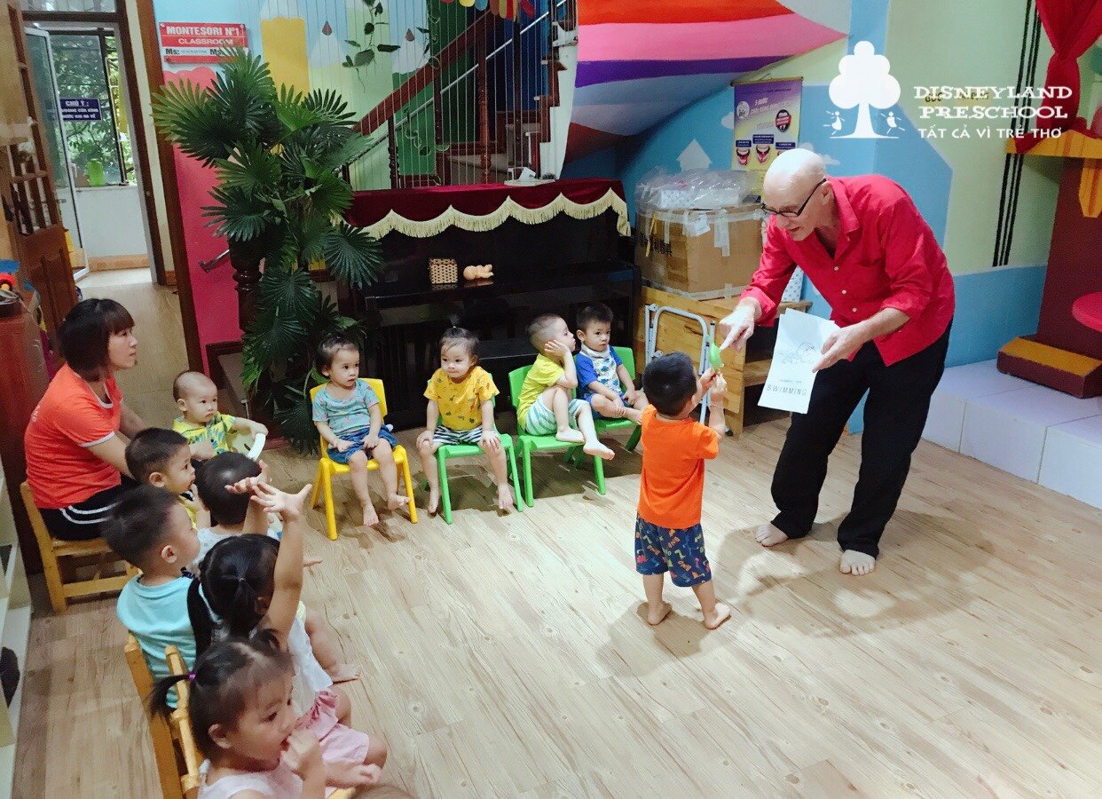 Slide https://kids-navi-s3-dev.s3.ap-southeast-1.amazonaws.com/school/6359/anh-overview/truong-mam-non-disneyland-montessori31597826520.jpg
