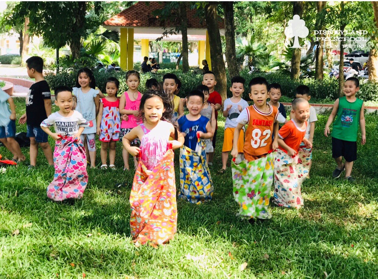 Slide https://kids-navi-s3-dev.s3.ap-southeast-1.amazonaws.com/school/6359/anh-overview/truong-mam-non-disneyland-montessori51597826521.jpg